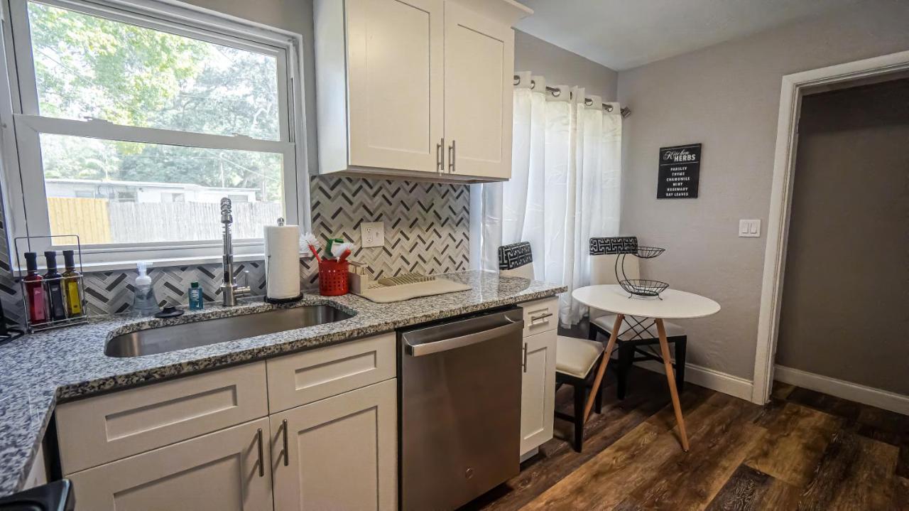 فيلا Elegant Cozy Oasis On A Traffic Free Street كليرووتر المظهر الخارجي الصورة